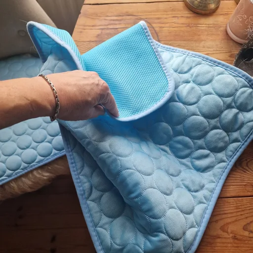 Cooling mat for pets